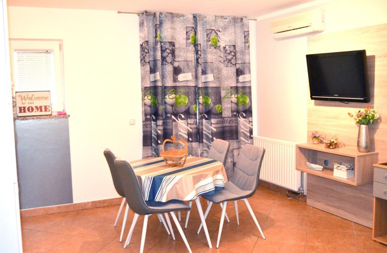 Apartments Krajacic Малинска Экстерьер фото